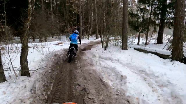 Regulmoto Sport 003 - попробуй догони! Морозный прохват. Саша раздает на китайце, КТМ нервно курит. смотреть онлайн