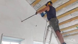 Бурение отверстие для магистрали кондиционера.