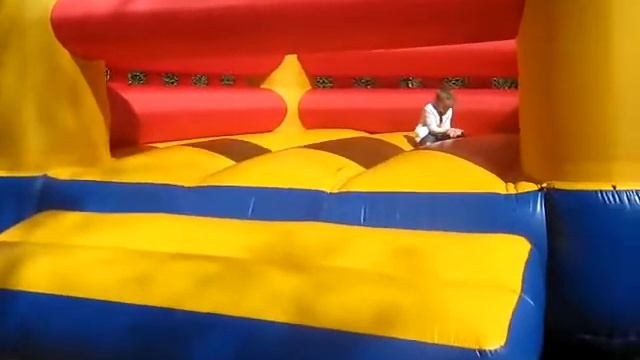 Надувной аттракцион Замок смотреть онлайн