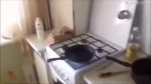 Масло и огонь. Что будет, если плеснуть воду в раскаленное масло.