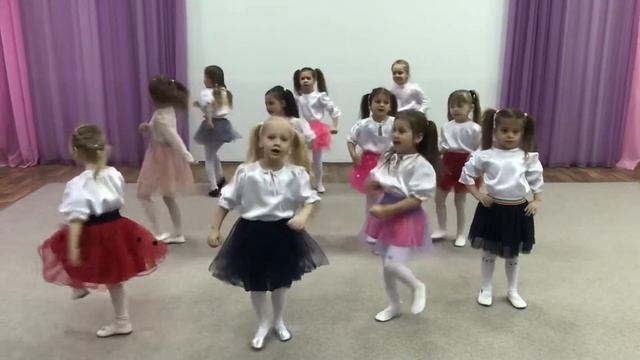 Флешмоб девочек детского сада «Я мама-помогалочка» смотреть онлайн