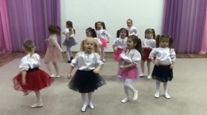 Флешмоб девочек детского сада «Я мама-помогалочка»