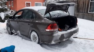 VW Polo, снег и ручная лебёдка.