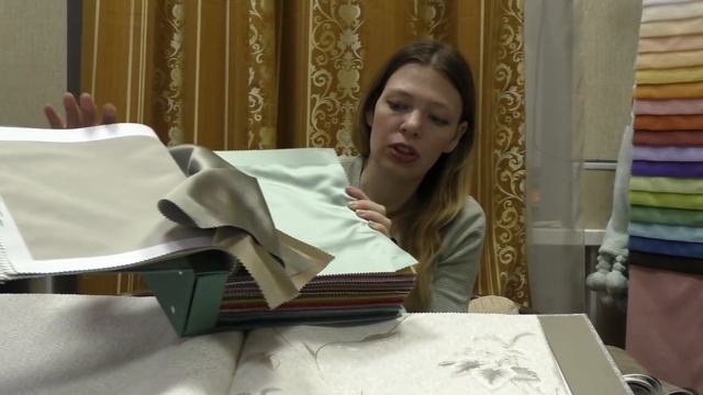 #172. Интерьер в светлых тонах. Серые и серебристые обои с рисунком, серые и бронзовые шторы и тюль смотреть онлайн