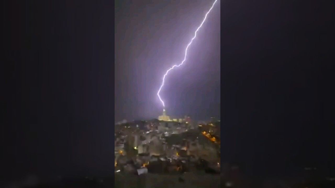 Молния ударила в самую большую башню с часами в Мекке. смотреть онлайн