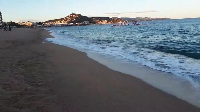 Beach in Blanes, Costa Brava /Пляж в городе Бланес, Коста Брава 2017 смотреть онлайн
