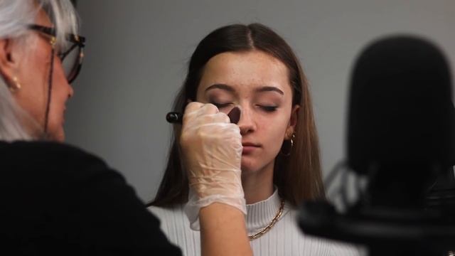 ASMR - MAKE-UP ARTIST does my MAKE-UP! (Makeup tutorial) смотреть онлайн