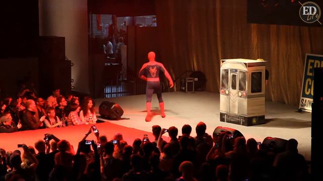 Косплей Человека-Паука – герой позирует публике и даже останавливает поезд, пусть и не настоящий смотреть онлайн