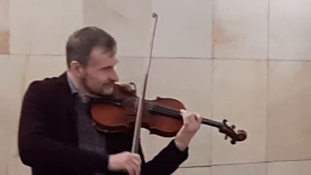 Скрипач красиво исполняет "Ямайку". Метро Чеховская. Москва. Музыка в метро. Март. 2022 год. смотреть онлайн