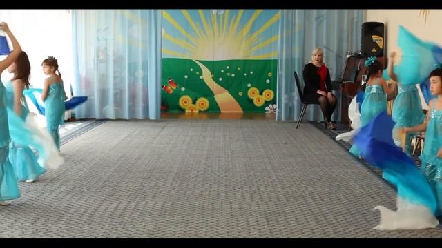 Dancing girls in kindergarten/Танец девочек в детском саду смотреть онлайн