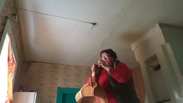 КУПИЛА ДОМ В ДЕРЕВНЕ / Поездка на выходные. День второй. Замена светильника в кухне своими руками смотреть онлайн