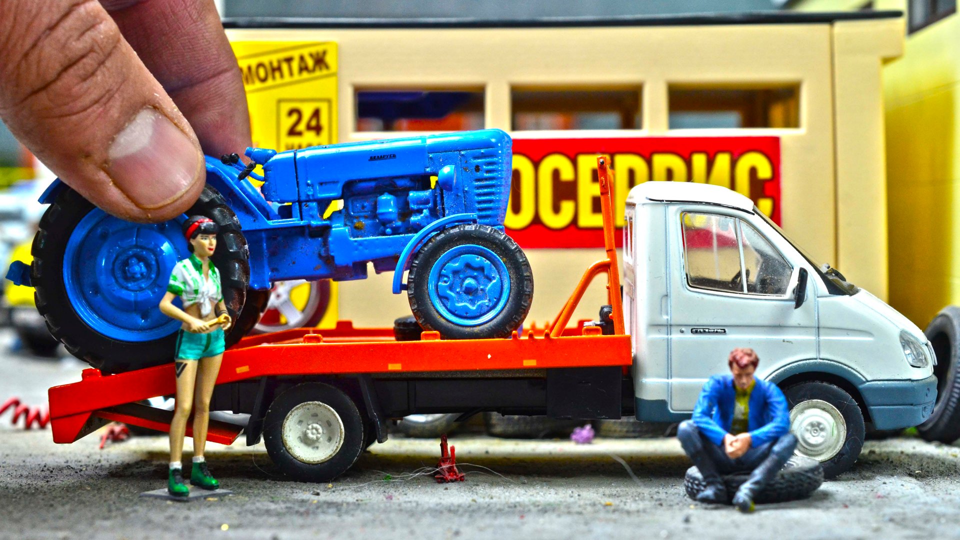 Едет ТРАКТОР В АВТОСЕРВИС на эвакуаторе! Про машинки. смотреть онлайн