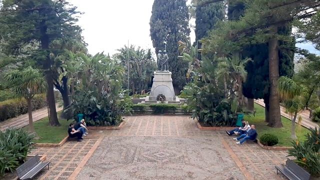 Сицилия Прогулка по Таормине завела меня в прекрасный парк "Вилла Коммунале" Вид на Джардини Наксос смотреть онлайн