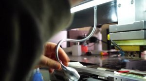 Переклейка шлейфа (COF) оторванного от планки матрицы. Ремонт поврежденной матрицы телевизора.