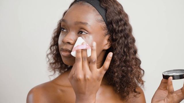Brushworks - How to use Triangular Powder Puff смотреть онлайн