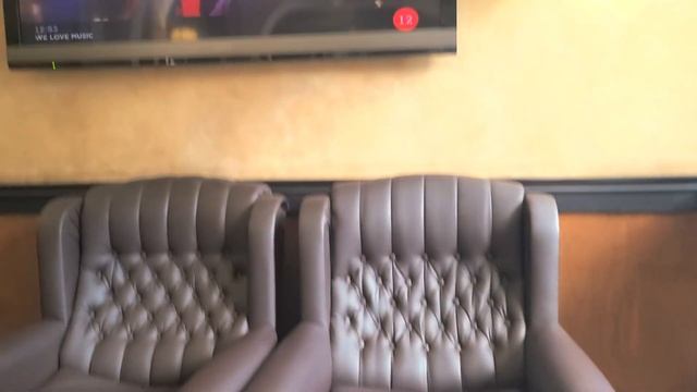 Книги в отеле Bristol. Сложно снимать со сломанной рукой ?... смотреть онлайн