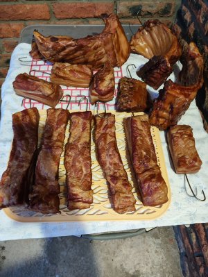 Домашняя копченая грудинка и свиные ребрышки в термокамере.