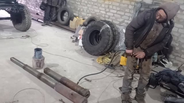 КАЧАЕМ ВОЗДУХ В ГИДРОЦИЛИНДР. МЕНЯЮ РЕЗИНУ 2ПТС4 на бабло смотреть онлайн