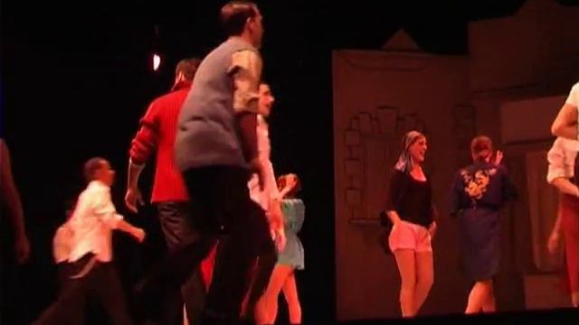 CANTANDO BAJO LA LLUVIA, el musical (01)(Obertura) смотреть онлайн