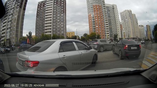 Volvo У373ВР96 Toyota Т180МУ59 выезд на красный смотреть онлайн