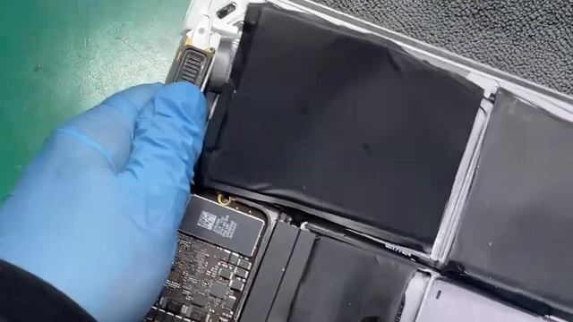 MacBook 2017 A1534ほんまモンのバッテリー交換修理作業 смотреть онлайн