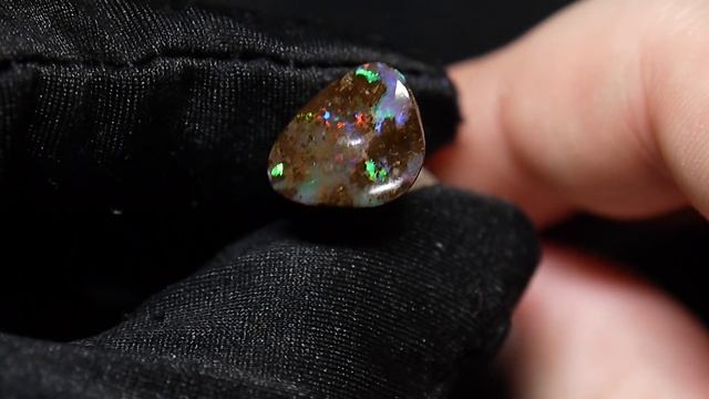 Черный опал из Австралии (болдер опал) смотреть онлайн