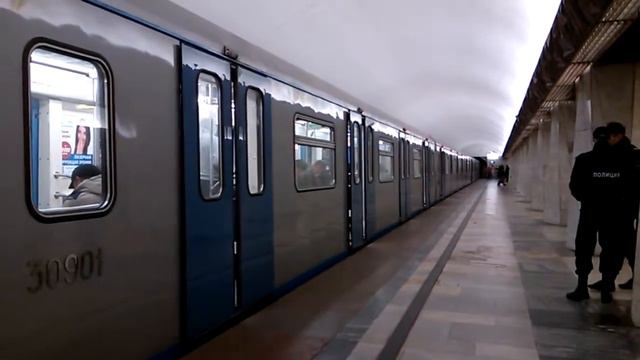 Станция метро Китай-Город, Электропоезд 81-760 смотреть онлайн