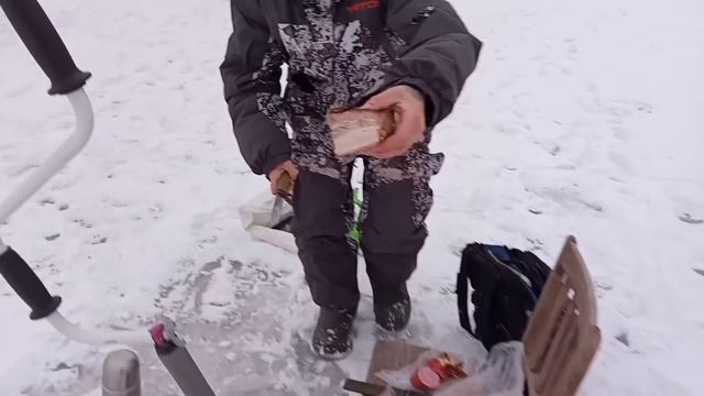 Сейчас Я ПАПКЕ ПОКАЖУ, КАК РЫБУ НАДО ЛОВИТЬ... Взял СЫНА на рыбалку. Ловим на жерлицы. смотреть онлайн