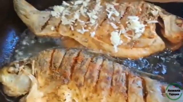 ЖАРЕНЫЕ КАРАСИ С ХРУСТЯЩЕЙ КОРОЧКОЙ и чесноком? смотреть онлайн