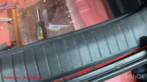 Снимаю Накладку багажника KIA Sportage 2017 год  Как снять накладку задней панели багажника ?