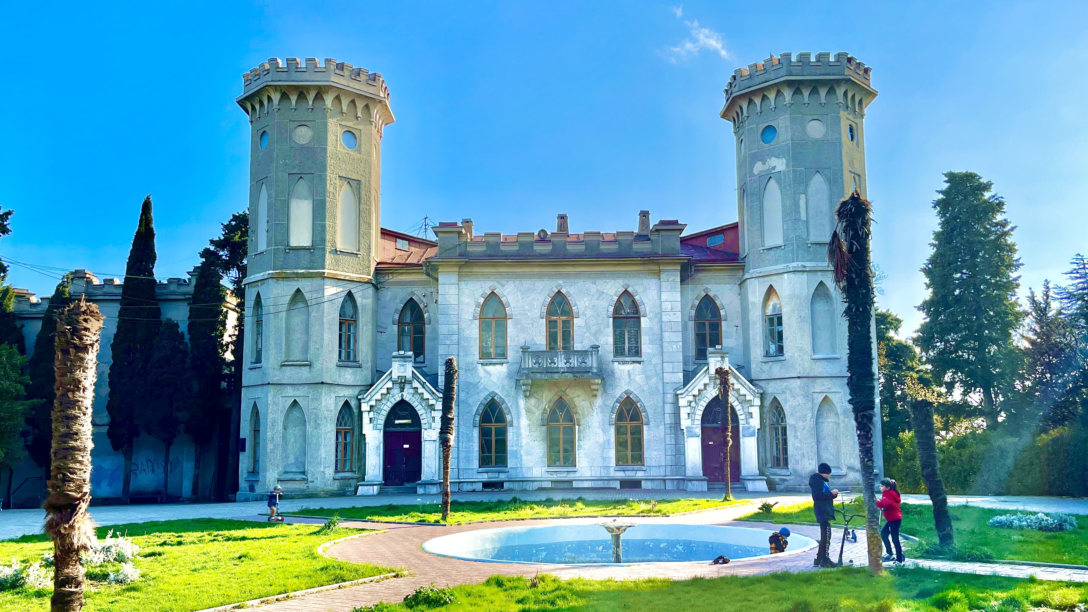 Замок РОМАНТИЧЕСКАЯ АЛЕКСАНДРИЯ в Ялте!Это ШОК,что с ним СТАЛО!Старое Севастопольское шоссе!Крым смотреть онлайн