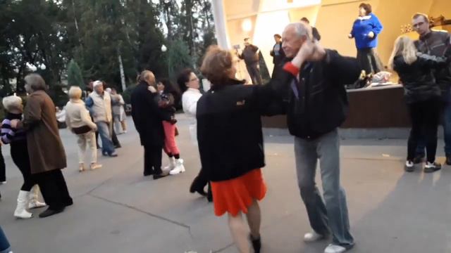 А я люблю тебя мою чужую !!!💃🌹 Танцы в парке Горького!!! 💃🌹Харьков 2021 смотреть онлайн