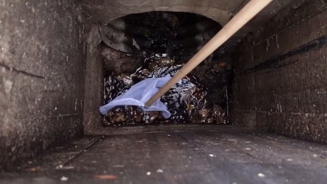 CATCHING THE CREATURE TRAPPED IN SEWER! смотреть онлайн