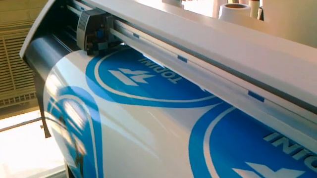 порезка ламинированной пленки oracal751 для автомобилей ТодініКоструціоні смотреть онлайн