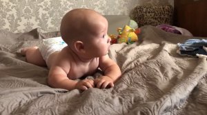 Ползать по пластунски! Как ребёнок развивается!