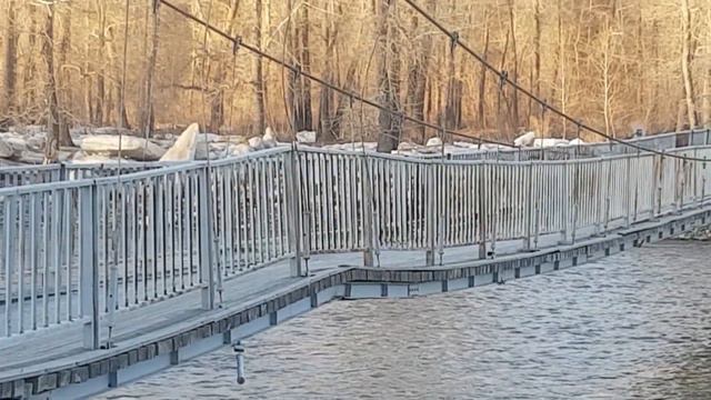 Сломанный мост после ледохода смотреть онлайн