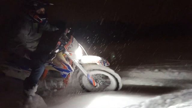 Ночное эндуро бесиво на снежном пруду ? смотреть онлайн