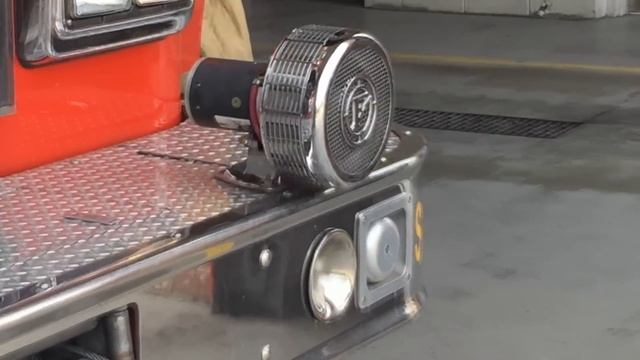 Atlanta Fire & Rescue - Squad 4 Classic Q Siren Demo смотреть онлайн