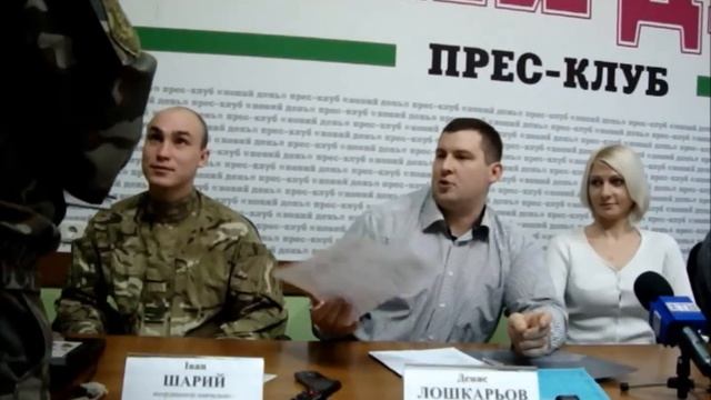 Представитель городского военкомата вручает повестку Лошкареву смотреть онлайн