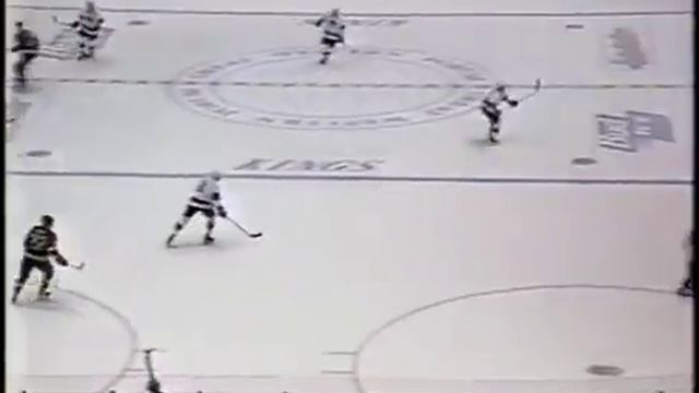 Roman Oksiuta finishes Canucks attack and scores against Kings (1995) смотреть онлайн