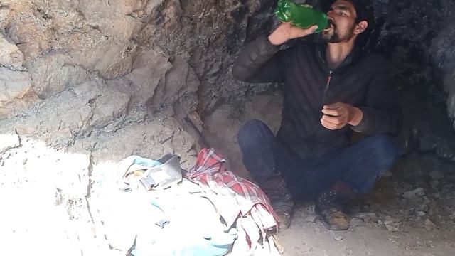 Build a warm and cozy Cave with fireplace// Outdoor winter survival camp. смотреть онлайн