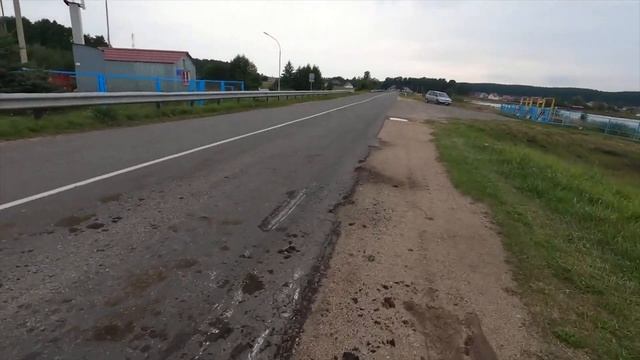 Прицеп полный коров на ходу потерял колесо, доставали из реки смотреть онлайн