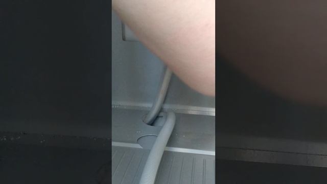 Как аккуратно завести шланги ПММ в корпус тумбы | Нюансы установки посудомоечной машины смотреть онлайн