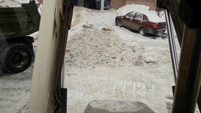 Очищаем накатанный снег с дороги до асфальта. Грузим камазы. смотреть онлайн