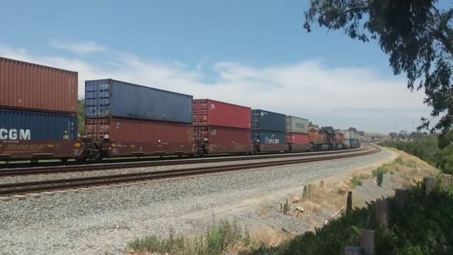 Large BNSF Stack Train crawls past Green River Road смотреть онлайн