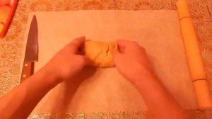 Очень красивый и вкусный пирог с творогом и джемом.