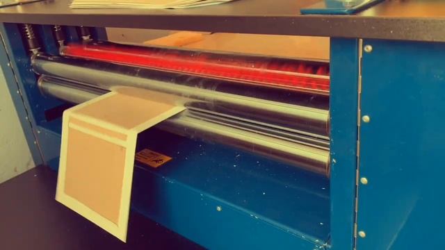 Как делают книги в твердом переплете. Изготовление крышки. Издательский дом "Сегмент", г. Минск смотреть онлайн