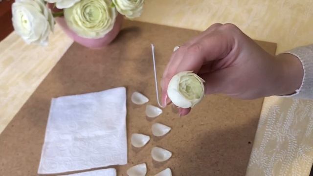 Белый ранункулюс из холодного фарфора. Cold Porcelain White Ranunculus.mp4