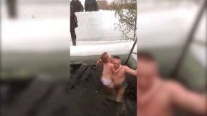 Дедушка купает свою внучку на Шарташе