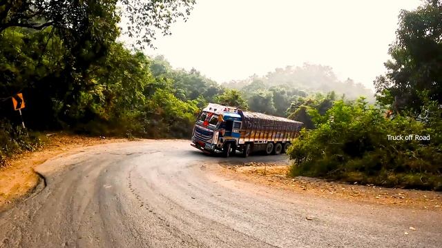Heavy Loaded Truck Slips off the road - Crazy Truck Driver Unable to Turn at Hairpin Curve Ghat Roa смотреть онлайн